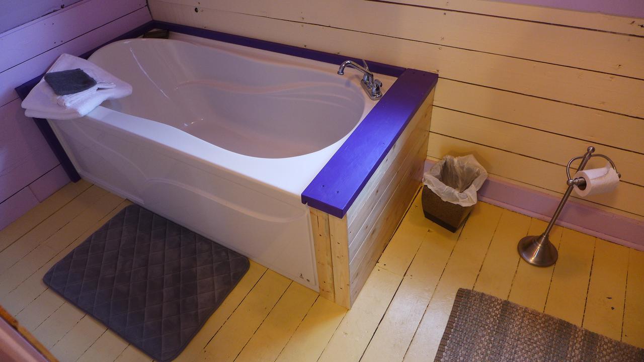 Отель Mountain Thyme Getaway Barkerville Экстерьер фото